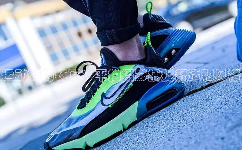 必一体育网页入口梯哥哥科技运动鞋的特写：平拍摄影捕捉舒适和风格